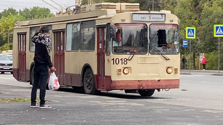 «Потребовал высадить у светофора»: в Челябинске пассажир разбил лобовое стекло троллейбуса