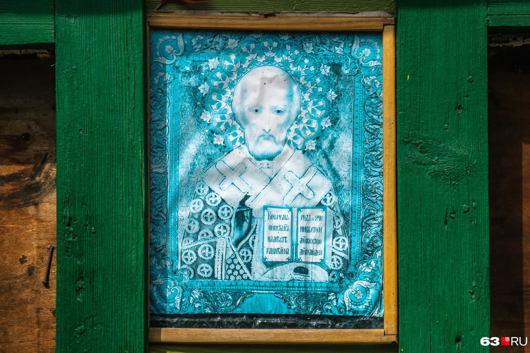 Одну из стен дома украшает изображение Николая Угодника