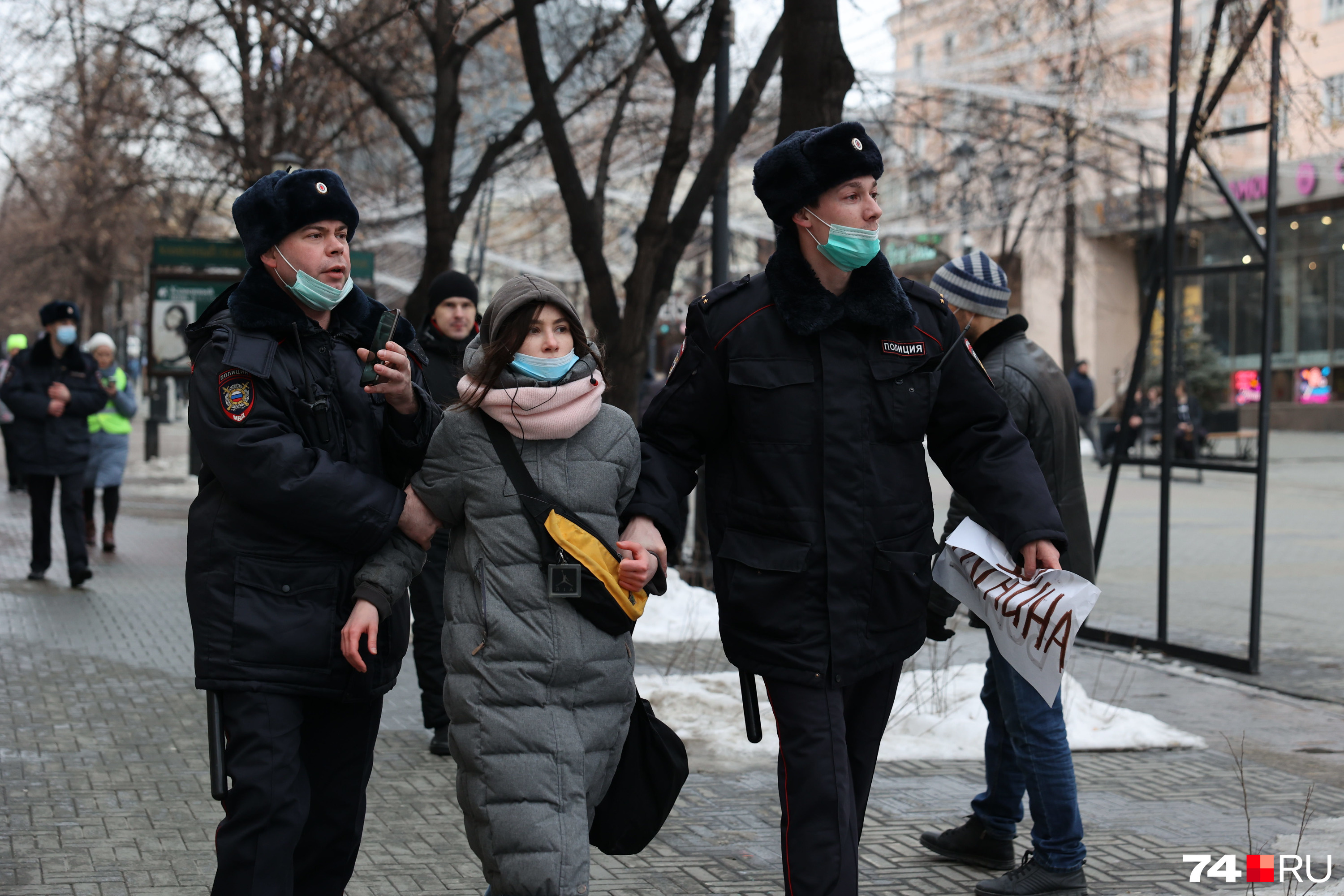 Эта девушка тоже вышла с плакатом и кричала лозунги. Ее повели в автозак Эта девушка тоже вышла с плакатом и кричала лозунги. Ее повели в автозак