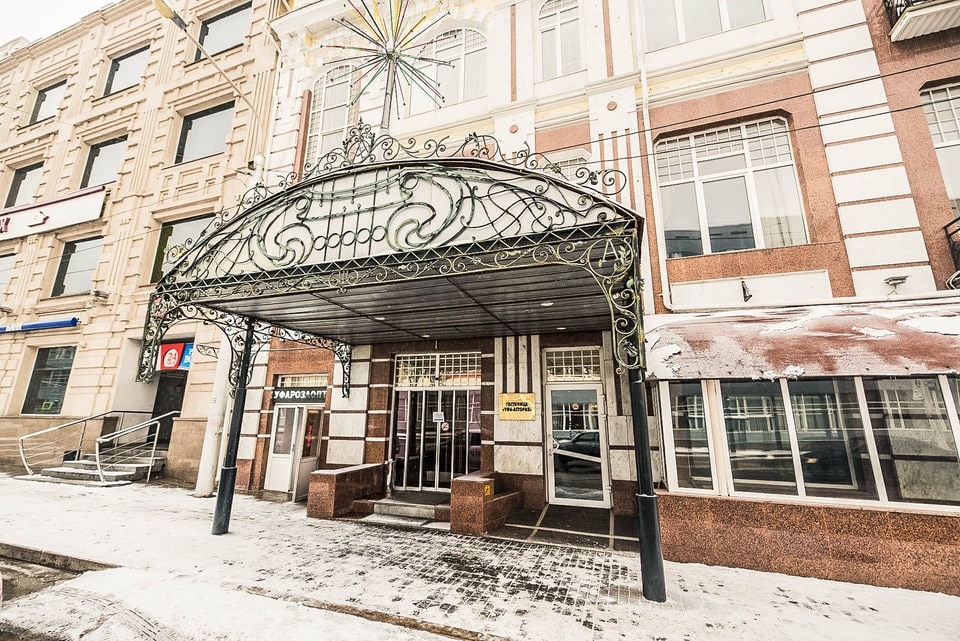 Гостиница «Астория», расположенная на Карла Маркса, 25, также принадлежит Кубагушеву и Азнагуловой