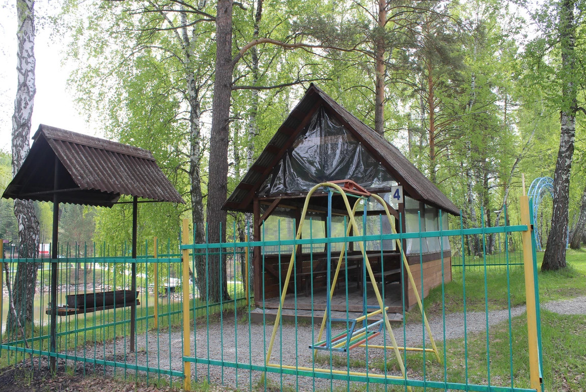 В Парке Кольцово позаботились не то о детях, не то о шашлычнике: поставили у мангала качелю