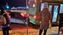 На остановке в Челябинске водитель Renault Logan врезался в автобус, на место ДТП примчалась скорая