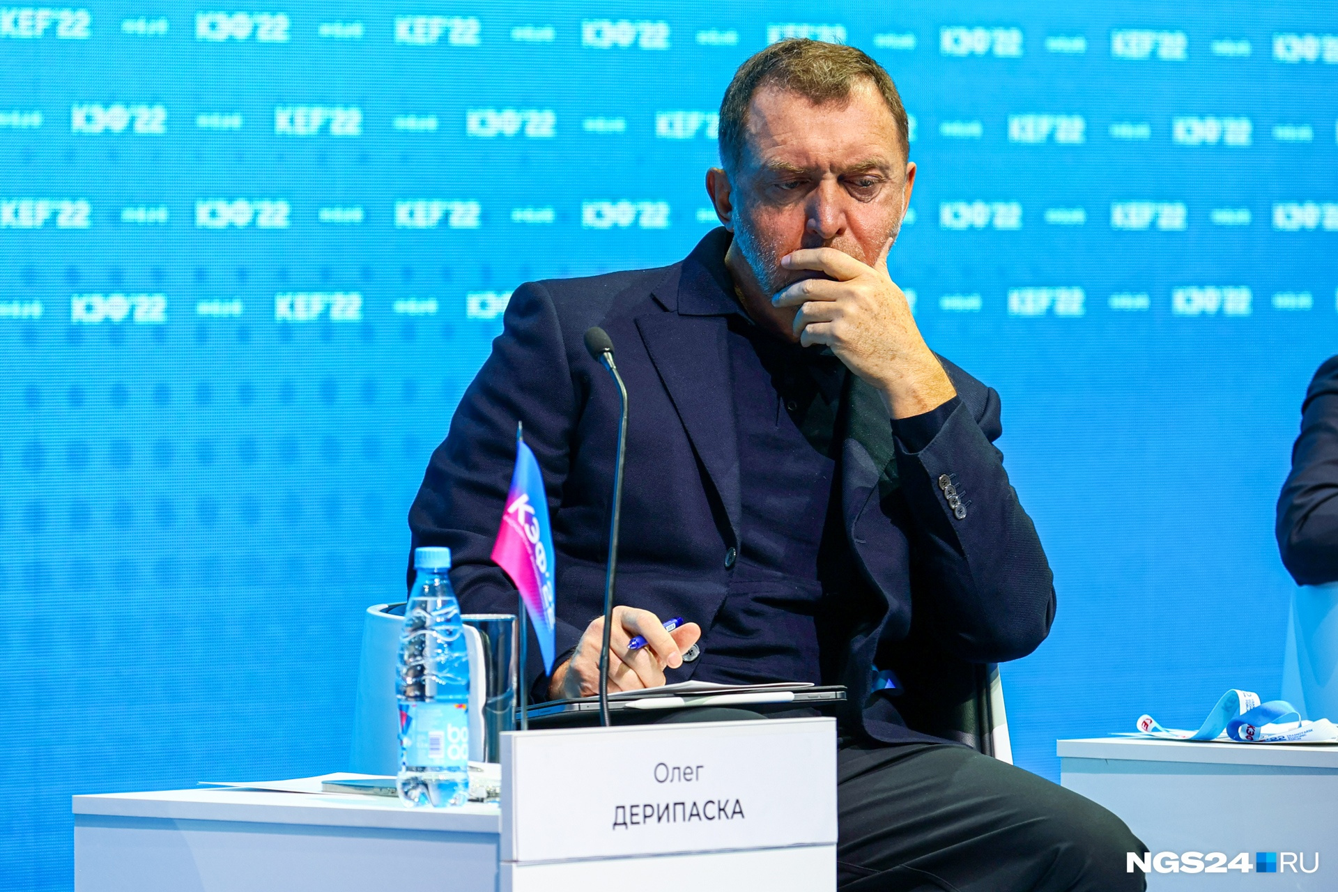 Хмурый Олег Дерипаска на Красноярском экономическом форуме в 2022 году