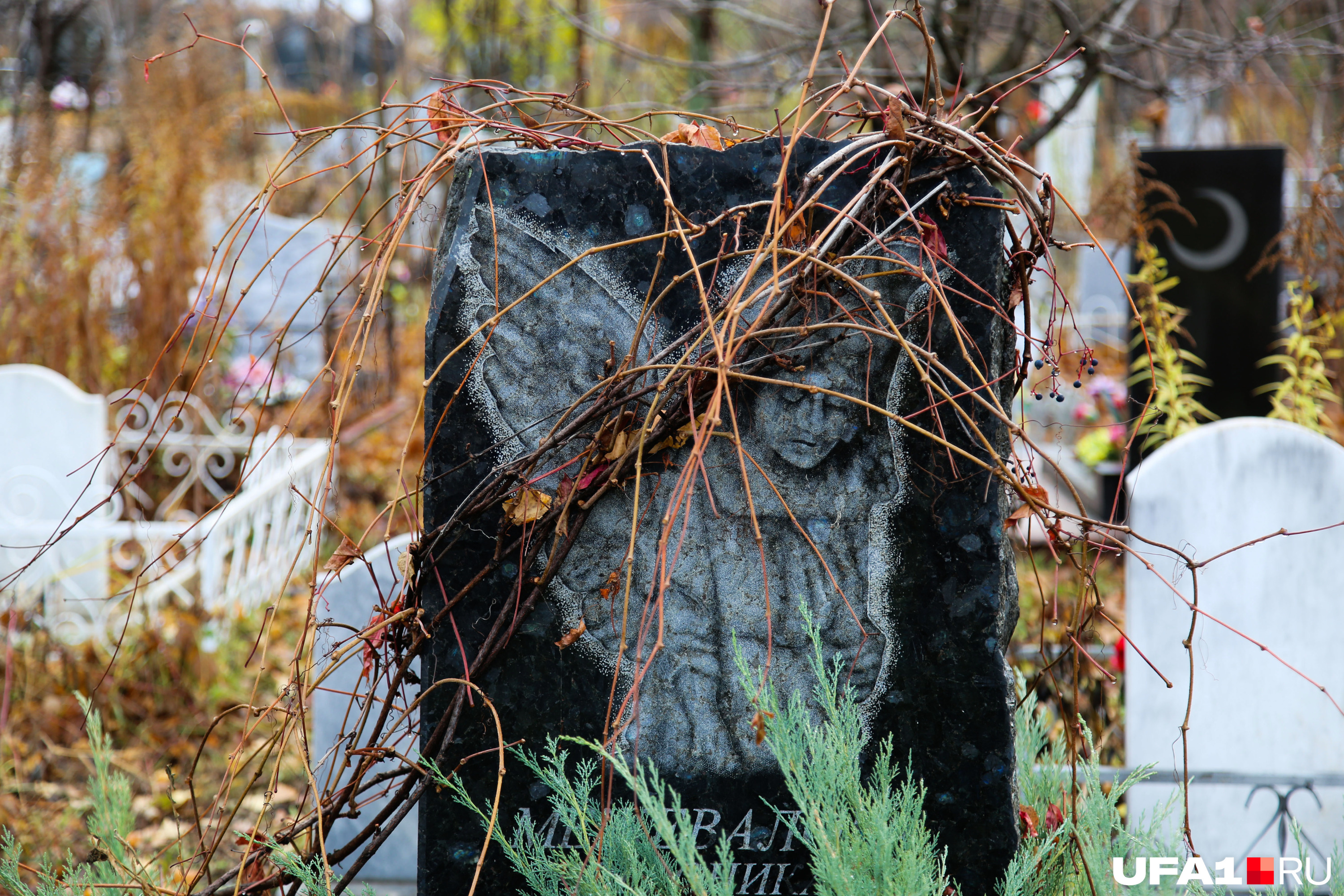 Похоронен на южном кладбище