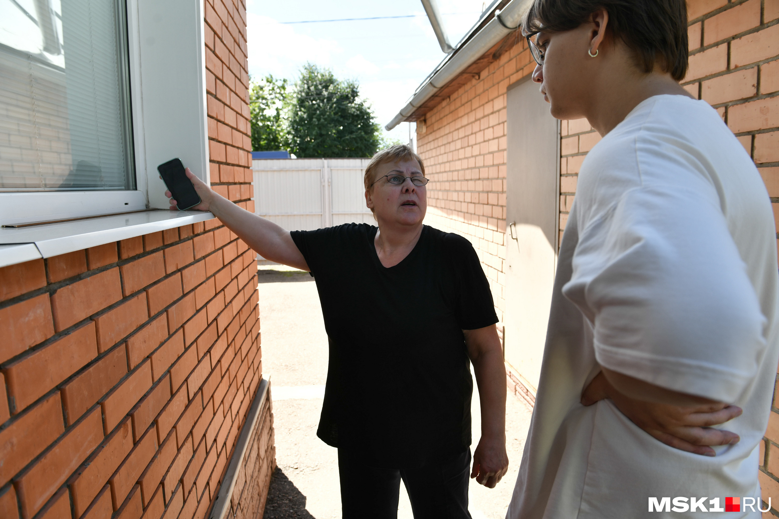 Алла Алексеевна показывает нашему корреспонденту, откуда Вадим забрал электронную сигарету. Она несколько дней стояла на подоконнике на солнце — а в итоге взорвалась в руках у 13-летнего мальчика