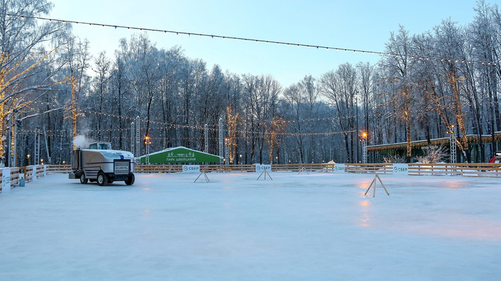 В парке «Швейцария» открылся каток. В новогоднюю ночь он будет работать до 03:00