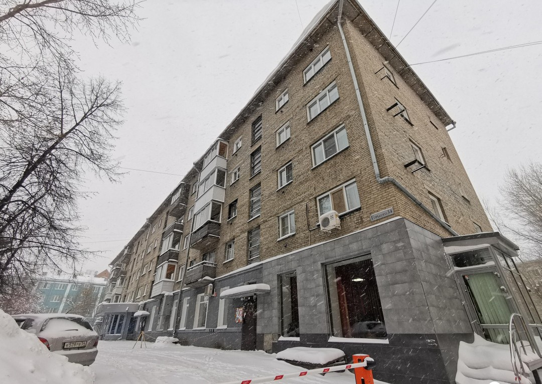 Хрущевка располагается недалеко от сквера НГАВТ Хрущевка располагается недалеко от сквера НГАВТ