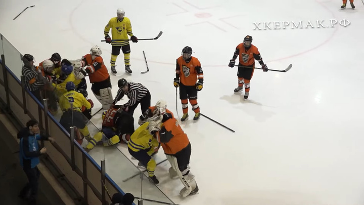 Хоккейный матч юношей ангарского «Ермака» и новосибирской «Энергии» завершился массовой дракой