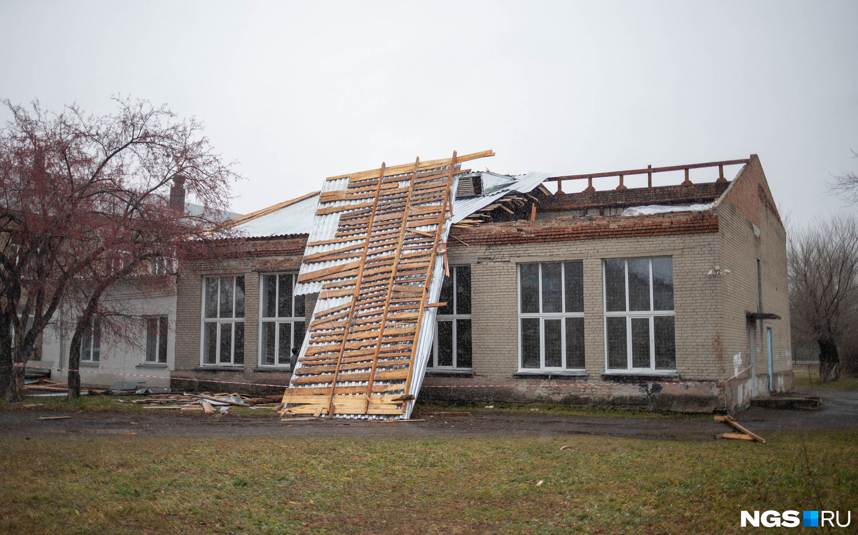 Как восстанавливают съехавшую крышу у школы — 10 фото с места происшествия под Новосибирском