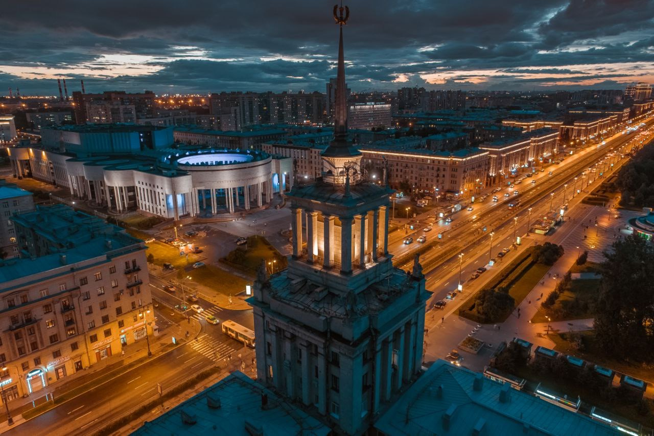 Почему стоит санкт петербург. Дом со шпилем Санкт-Петербург. Дом со шпилем на Московском проспекте. Дом со шпилем Колпино. Петербург креативный город ЮНЕСКО.