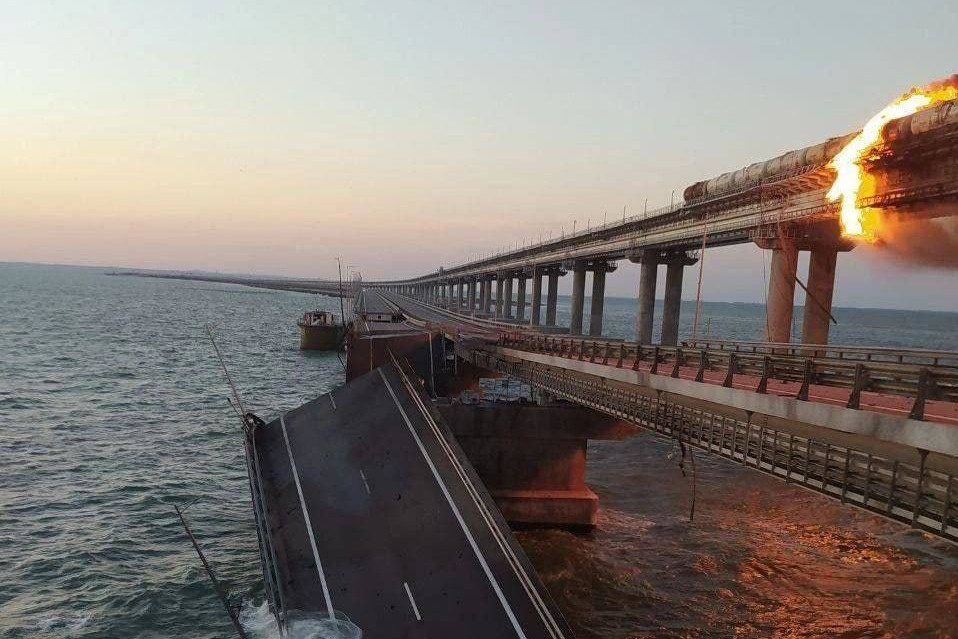 «Жесткий взрыв, даже дом зашатался»: жители Крыма рассказали, что увидели в момент ЧП на мосту
