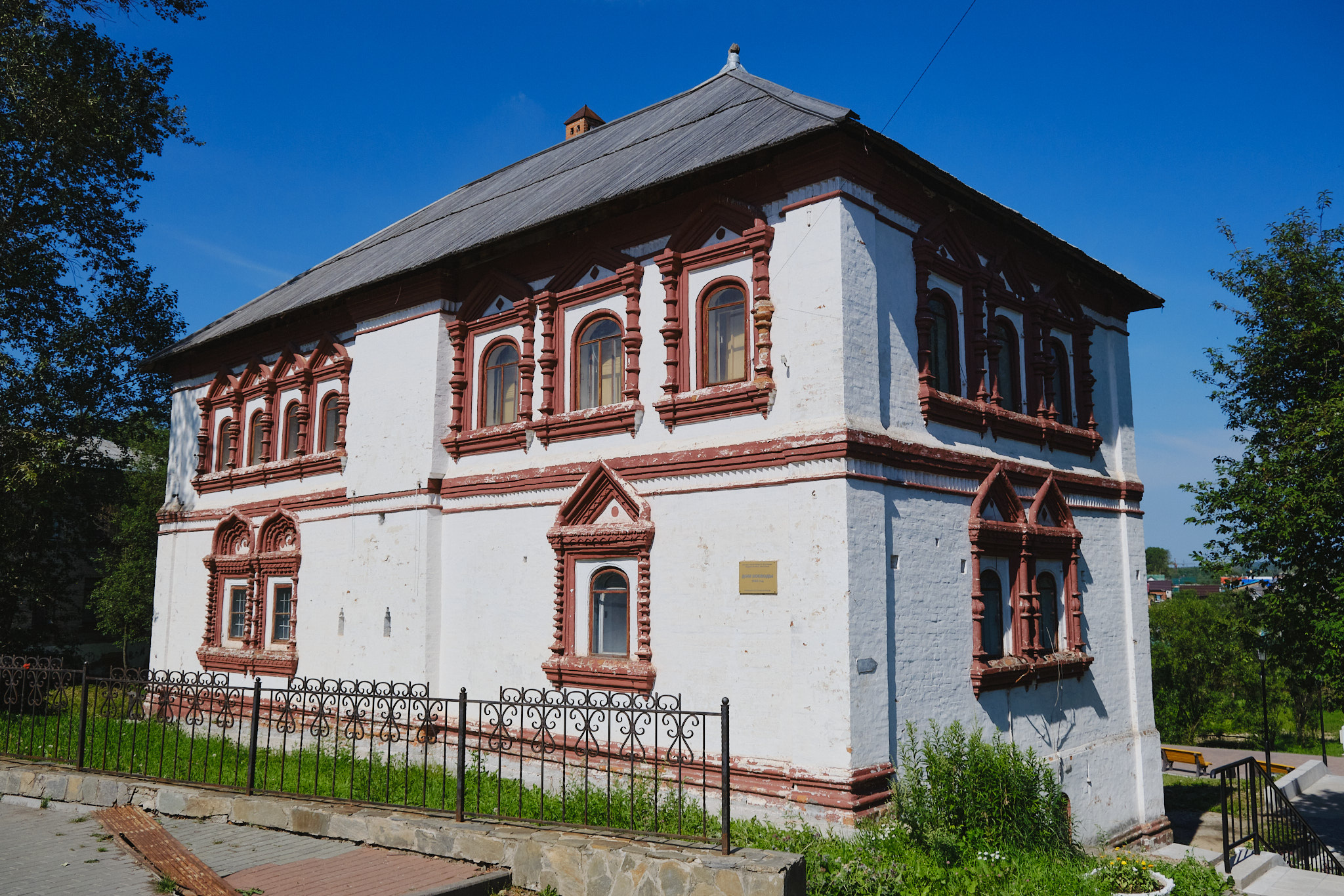 Дом воеводы — первое каменное здание на Урале. Находится между Соборной колокольней и Музеем древнерусского искусства