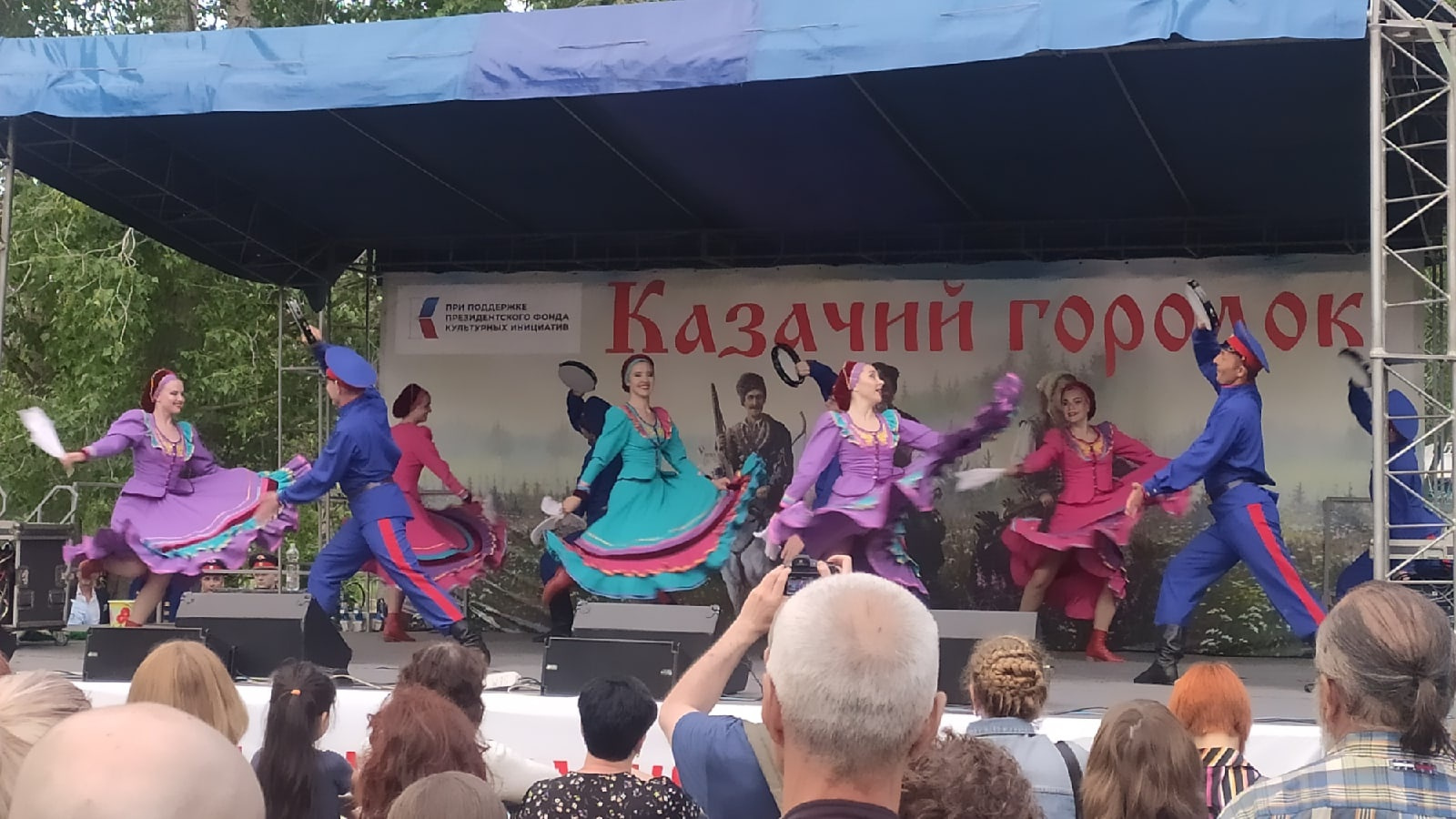 А где-то пляшут казаки А где-то пляшут казаки