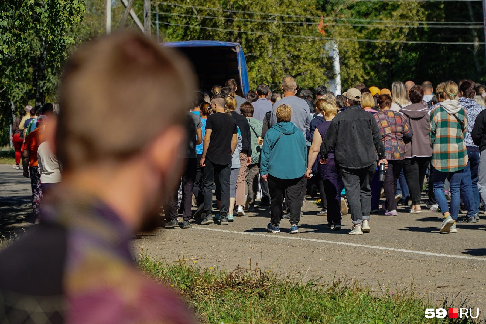 Многие жители Верхнечусовских Городков не участвовали в прощальной процессии, но стояли вдоль дороги и провожали колонну взглядом Многие жители Верхнечусовских Городков не участвовали в прощальной процессии, но стояли вдоль дороги и провожали колонну взглядом