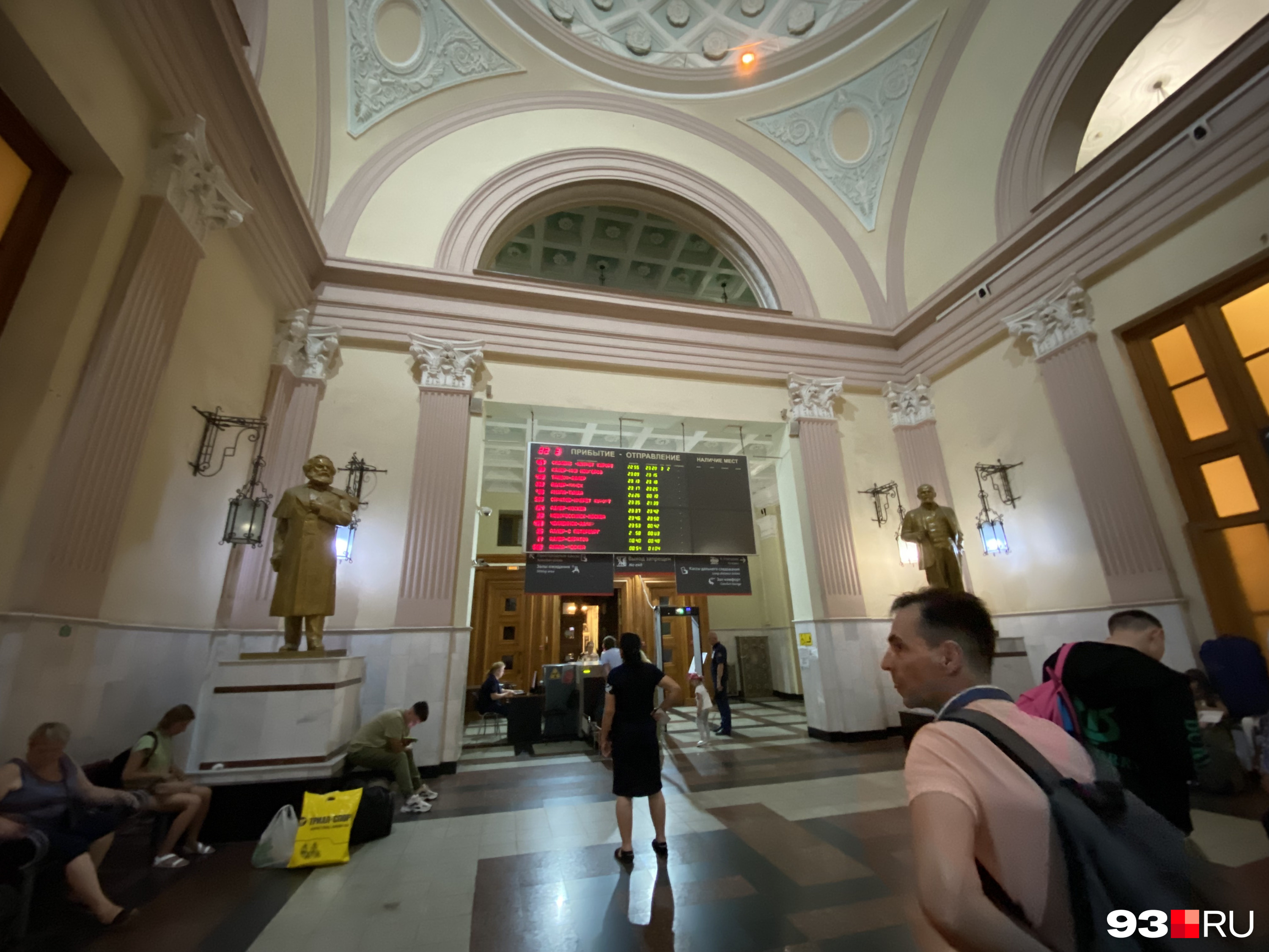 Краснодарский вокзал с годами не меняется