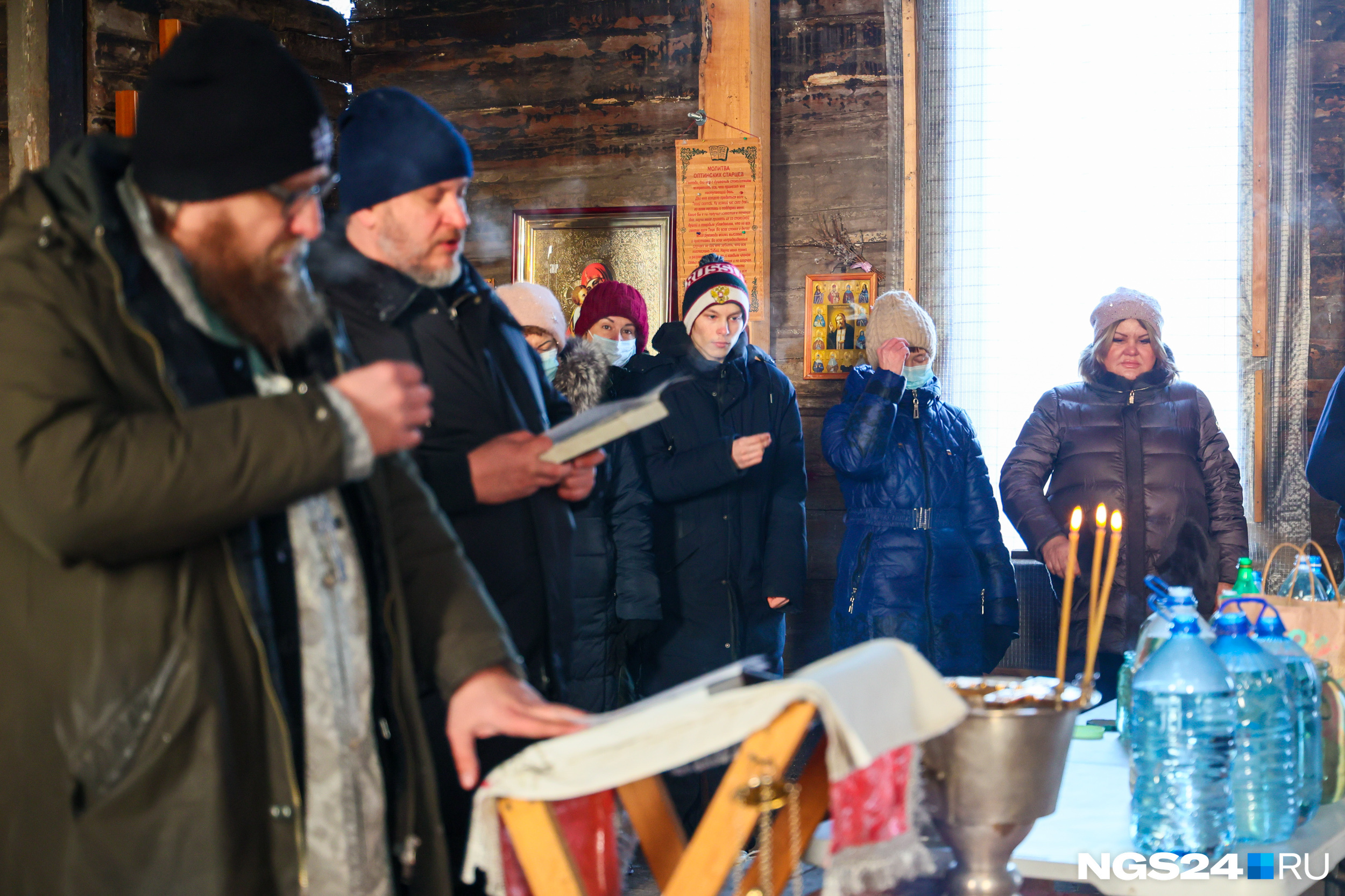 Внутри холодно, служба длится недолго Внутри холодно, служба длится недолго