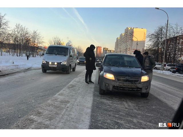 Приора въехала в столб