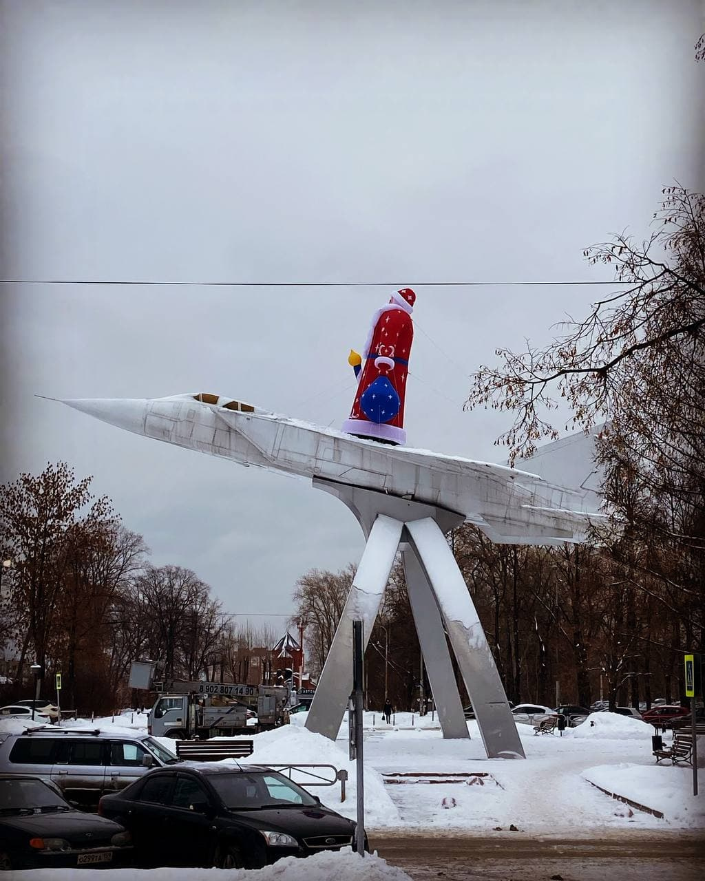 Памятник находится на пересечении Комсомольского проспекта и улицы Чкалова