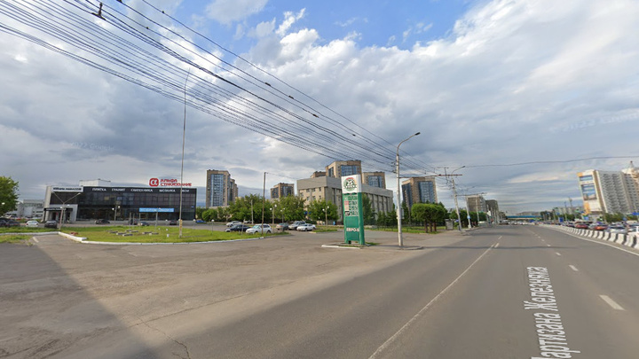 В Красноярске ищут свидетелей жестокого нападения в районе налоговой: водителя изрезали мачете