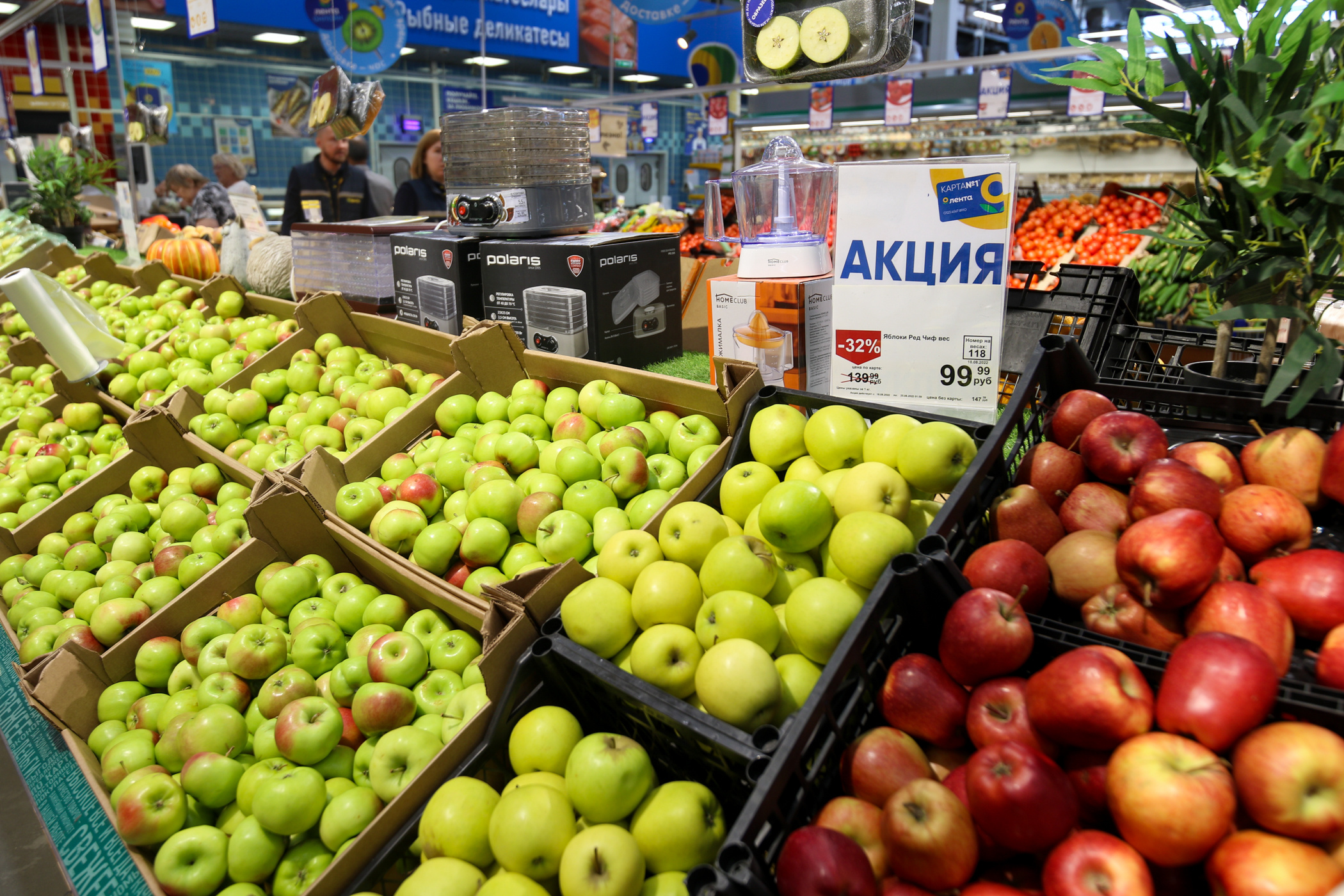 Некоторые покупатели даже на дачу перестали ездить — свежие овощи и фрукты берут в любимом гипермаркете