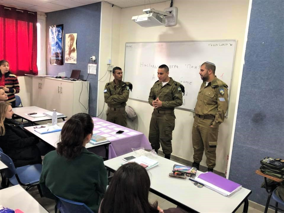 На одно из занятий пришли военные, чтобы рассказать про израильскую армию