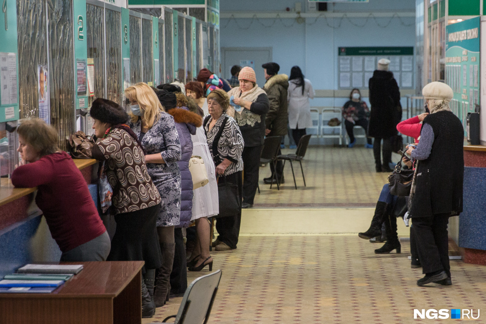 Пенсионеры поликлиника. Пенсионеры в очереди. Очереди в больницах Новосибирска. Очередь в поликлинике. Пенсионеры в поликлинике.