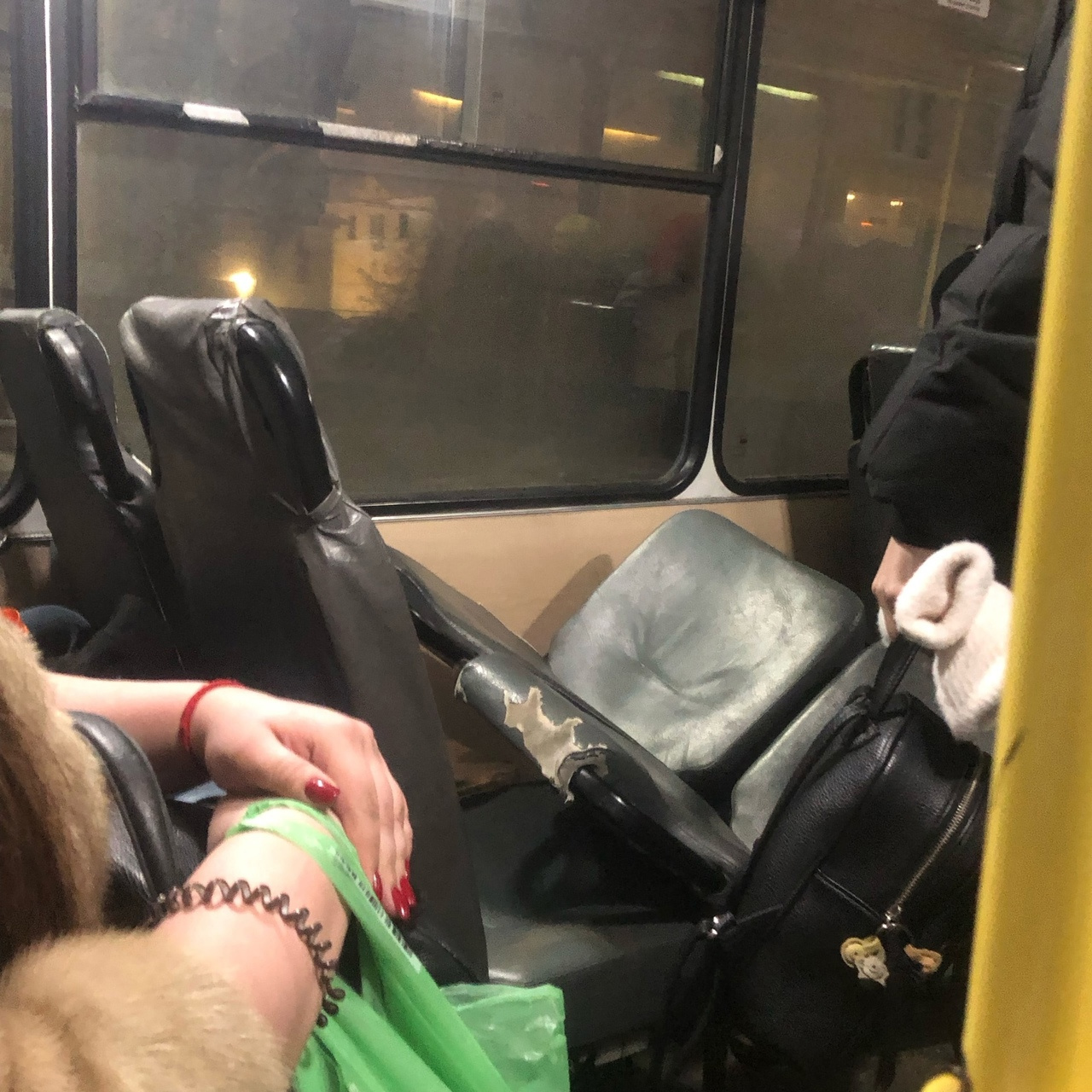 Автобус продолжал возить пассажиров, несмотря на отвалившиеся сиденья 