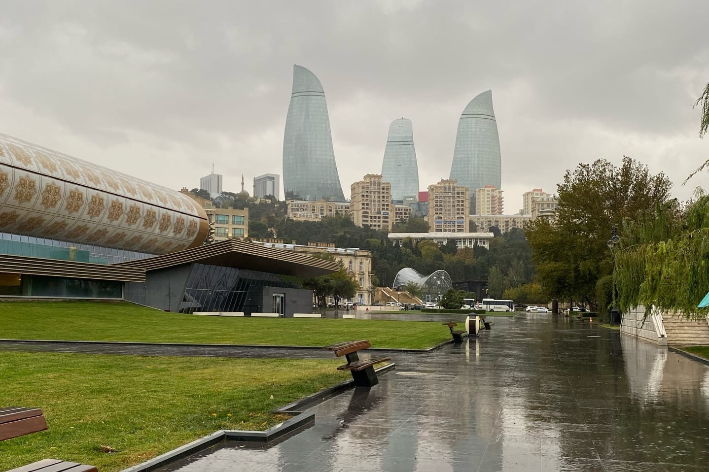 Пламенные башни — один из символов современного Баку