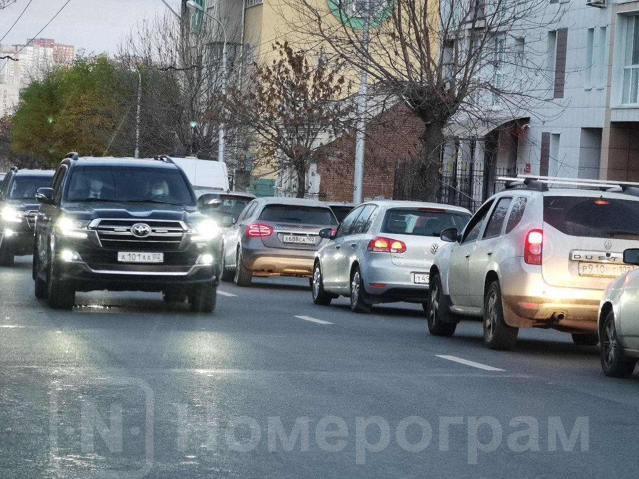 Группа в черных джипах