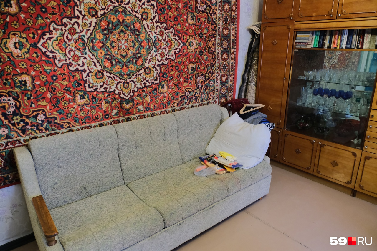 Полицейский обнаружил Юрия лежащим на полу перед этим диваном