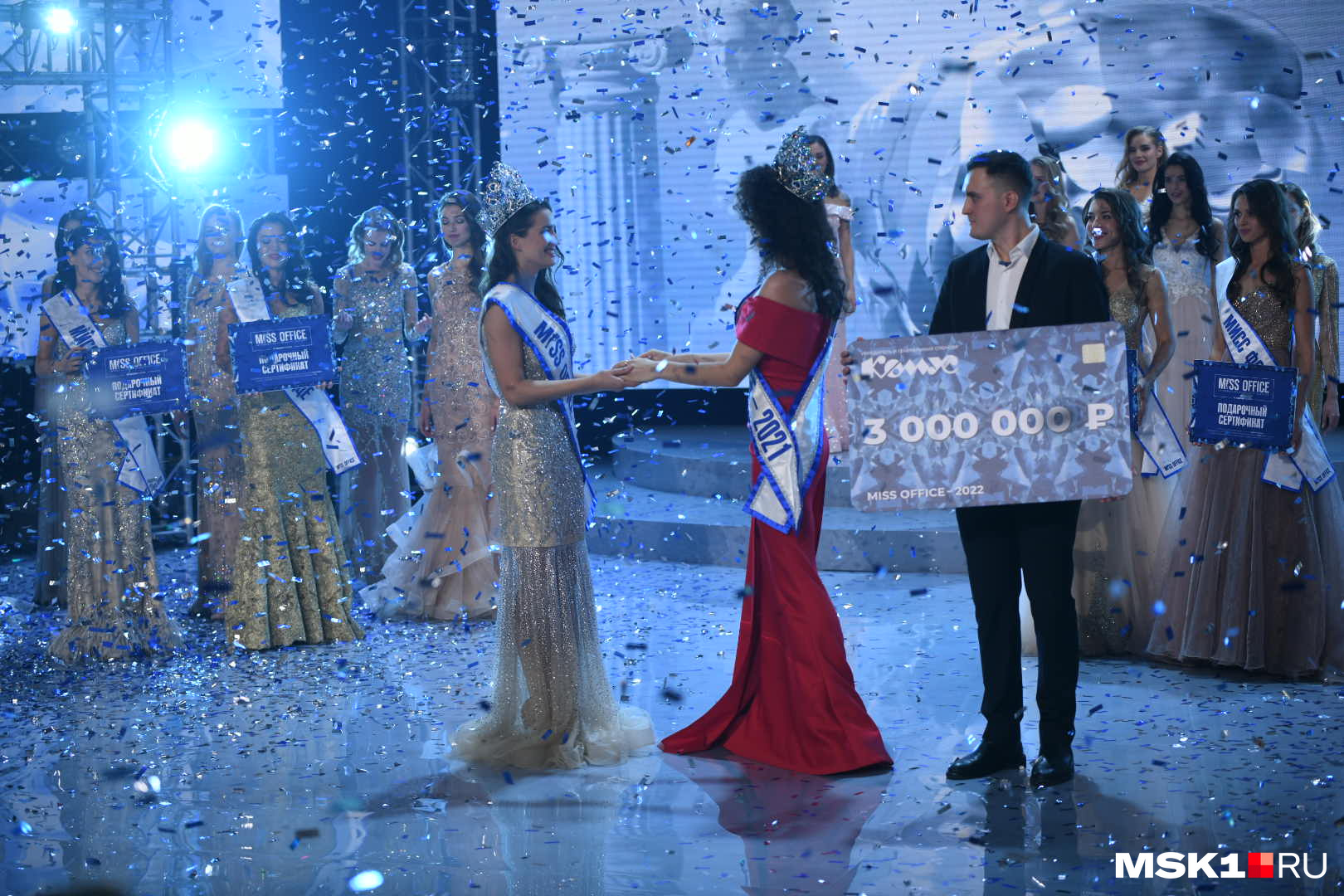Награду «Мисс Офис — 2022» вручала победительница прошлого года