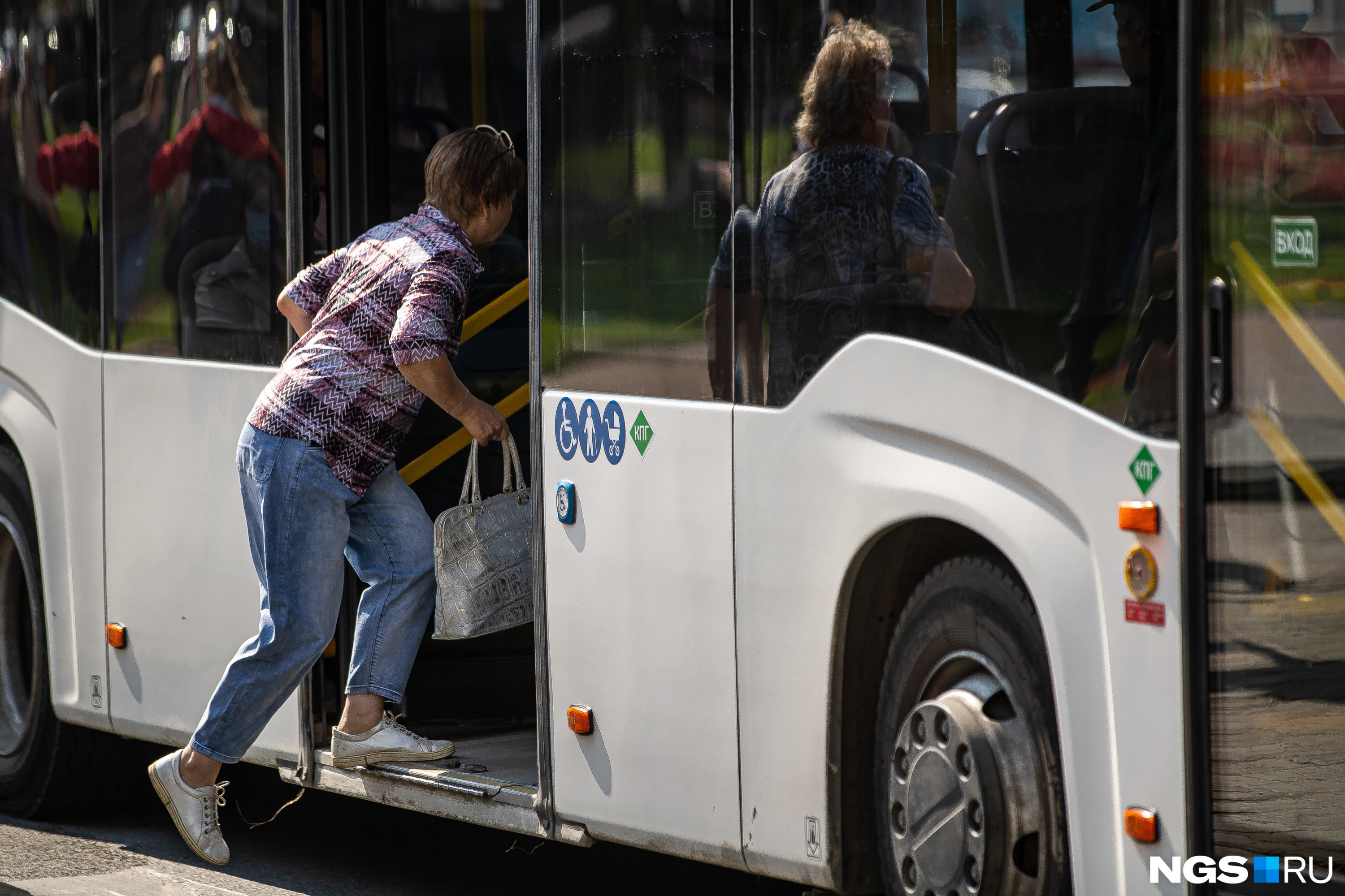 Почти сто водителей автобусов уволили за полгода в Новосибирске — дефицит приводит к проблемам с автобусами