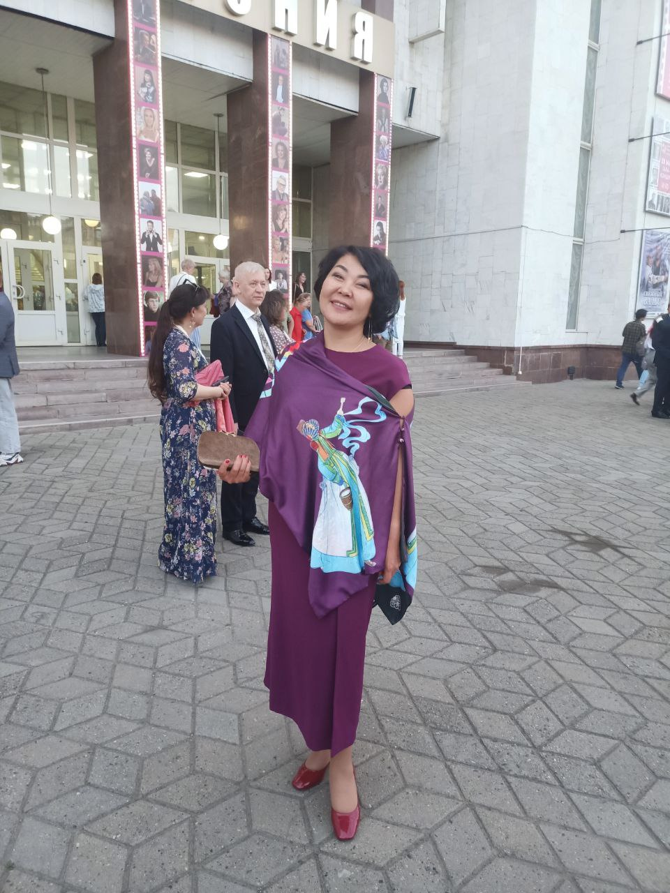 На Аягме Ванчиковой — платье в главном цвете Забайкальского международного кинофестиваля. И такой же багуловый палантин На Аягме Ванчиковой — платье в главном цвете Забайкальского международного кинофестиваля. И такой же багуловый палантин