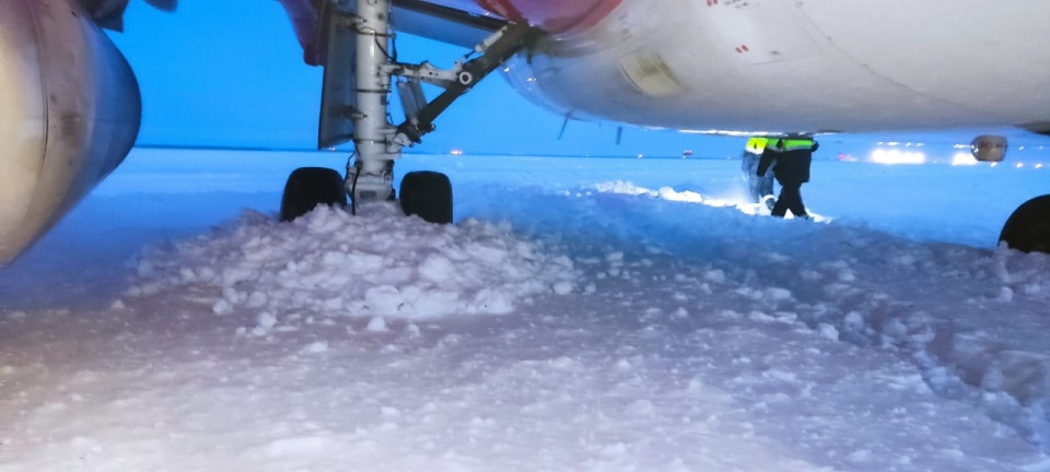 Шасси самолета увязли в снегу