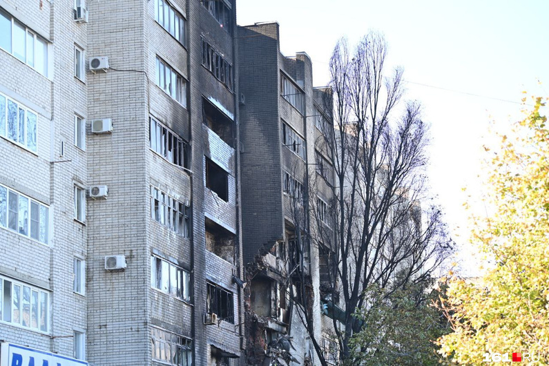 Самолет в окне дома