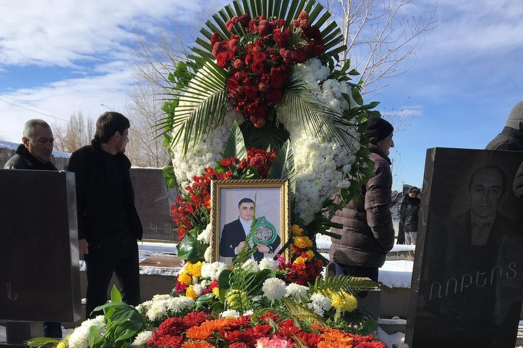 Похоронили главного. Арестованные могилы. Фабио Фриттелли похороны могила. Похороны детей в Армении.
