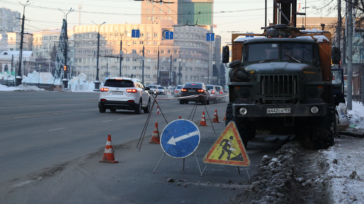В центр Челябинска пригнали спецтехнику. Что происходит и как это связано с метротрамом