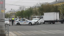 «Приехала скорая и четыре экипажа ГИБДД»: в Челябинске патрульный автомобиль попал в ДТП на крупном перекрестке