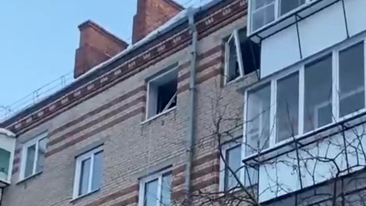 «Разнесло окна и балкон»: подросток получил ожоги после взрыва самогонного аппарата в пятиэтажке на Южном Урале