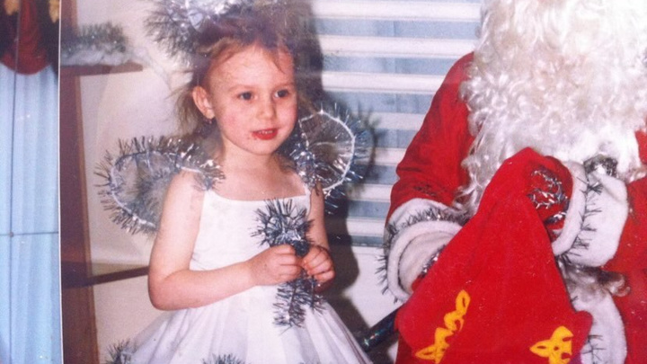Дедом Морозом был воспитатель, а костюмы шили из свадебного платья: ламповые фото с новогодних утренников в 90-х и нулевых