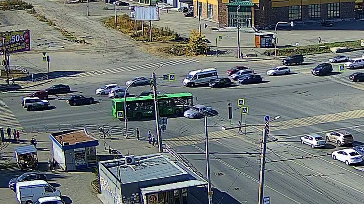 Полный людей автобус врезался в легковушку на оживленном перекрестке в Челябинске. ДТП попало на видео