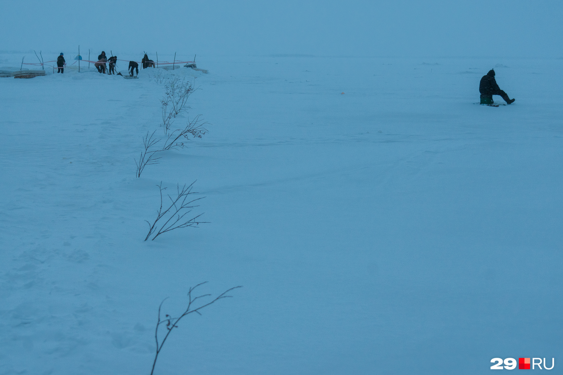 Путь к проруби обозначен веточками, а рядом сидели рыбаки — у них свой интерес на зимней Двине