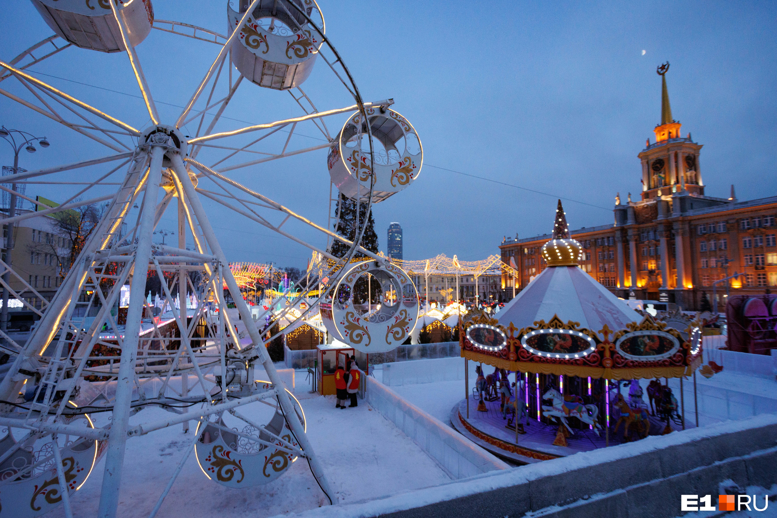 «От елки не все в восторге»: как в Екатеринбурге прошло открытие ледового городка, которое оказалось «самым тихим»
