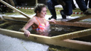 «Это непередаваемое ощущение». Репортаж с крещенских купаний — плачущие дети, маты в проруби и завораживающая молитва