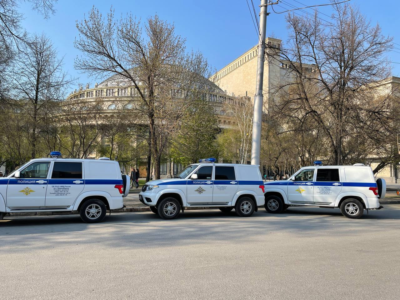 Также у площади Ленина большое количество машин полиции