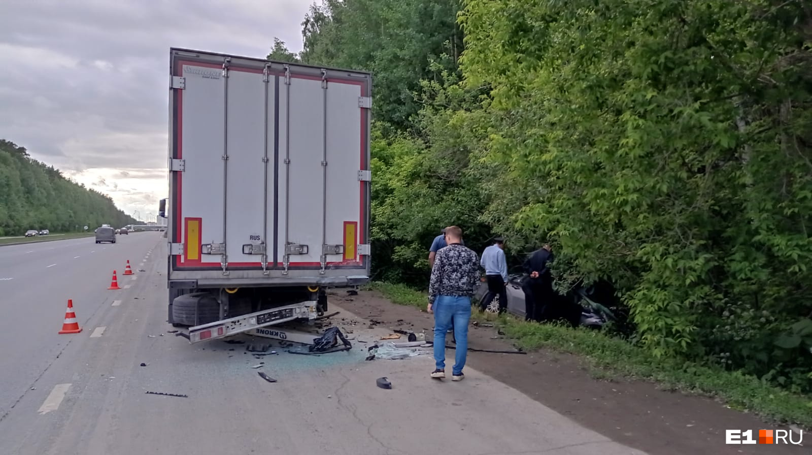 После удара легковушка угодила в кювет После удара легковушка угодила в кювет