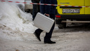 В Новосибирске снежная глыба упала на коляску с двухлетним мальчиком