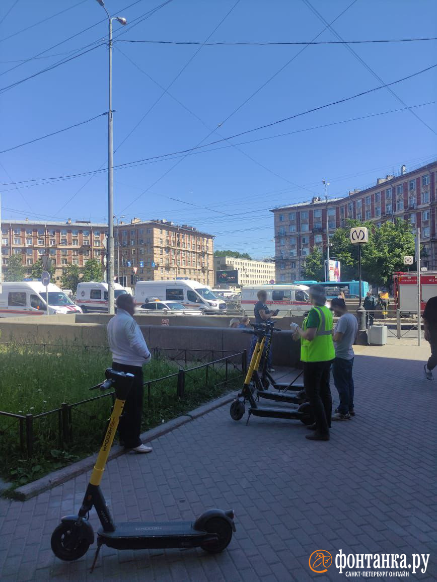 Машина врезалась в подземный переход на Заневской площади в Петербурге 29  июня 2022: фото, видео, происшествия в Петербурге - 29 июня 2022 -  ФОНТАНКА.ру