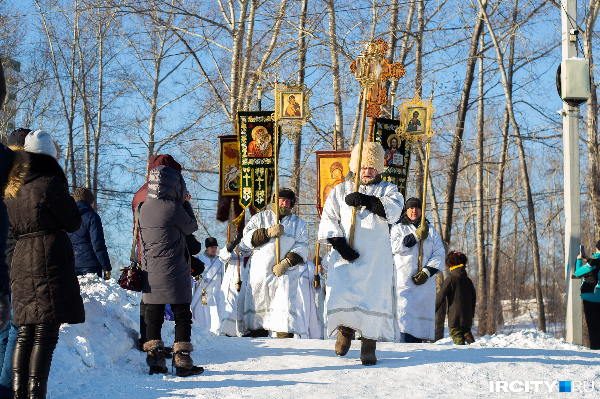 С утра в храме Александра Невского прошла праздничная литургия, после которой состоялся крестный ход до залива