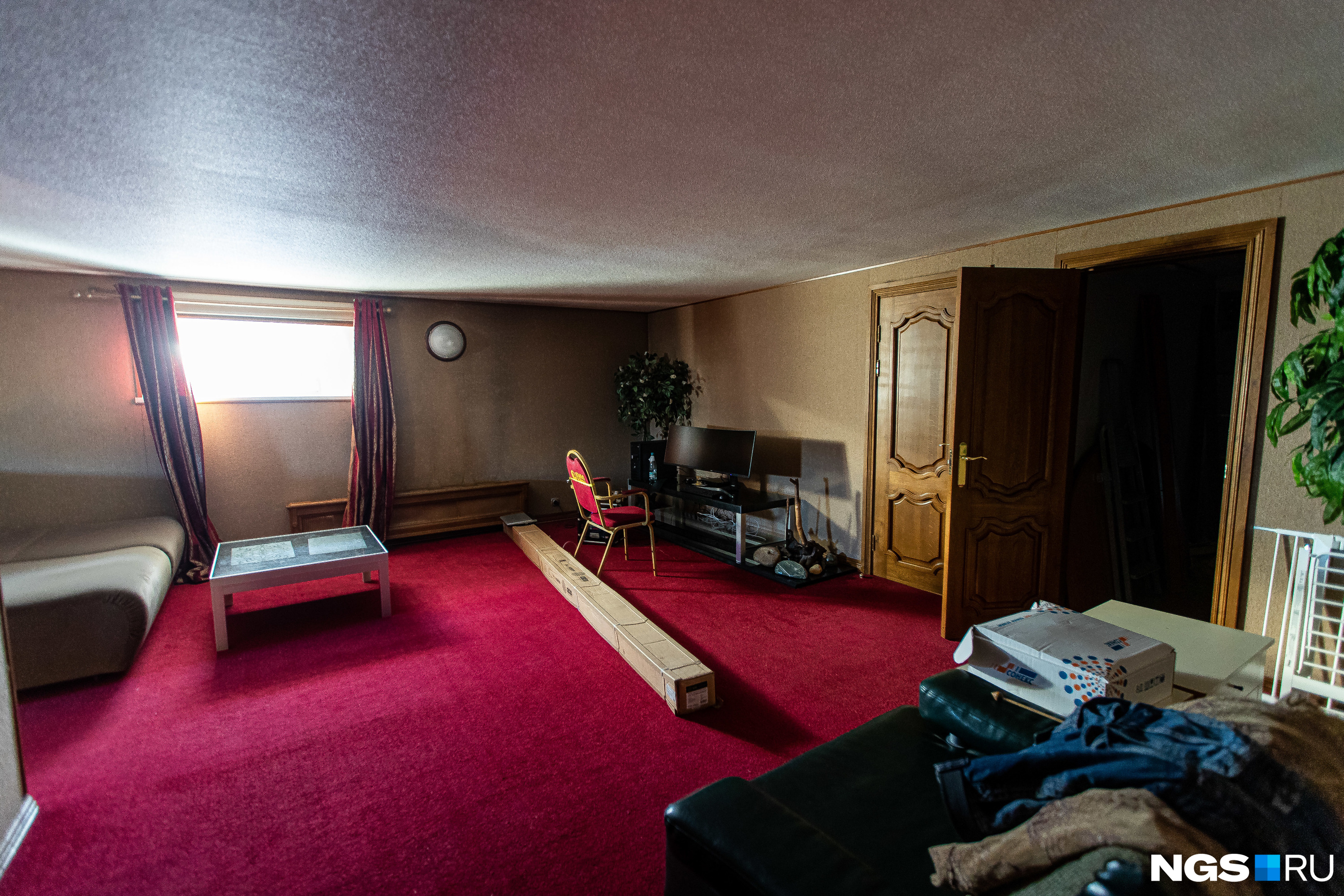 Сейчас в некоторых помещениях квартиры идет небольшой ремонт, после которого хозяин собирается сдавать недвижимость в аренду
